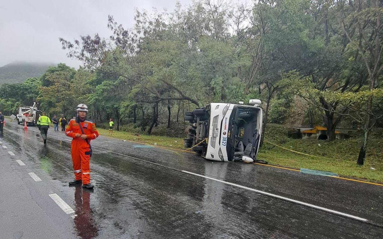 Bus De Expreso Bolivariano Se Volcó En La Vía Ibagué El Espinal El