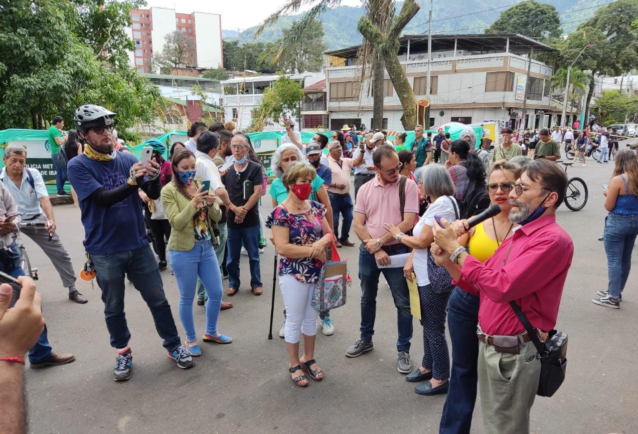 En medio de plantón recogen firmas para denunciar a Cortolima por tala de  árboles en el Centenario | El Cronista