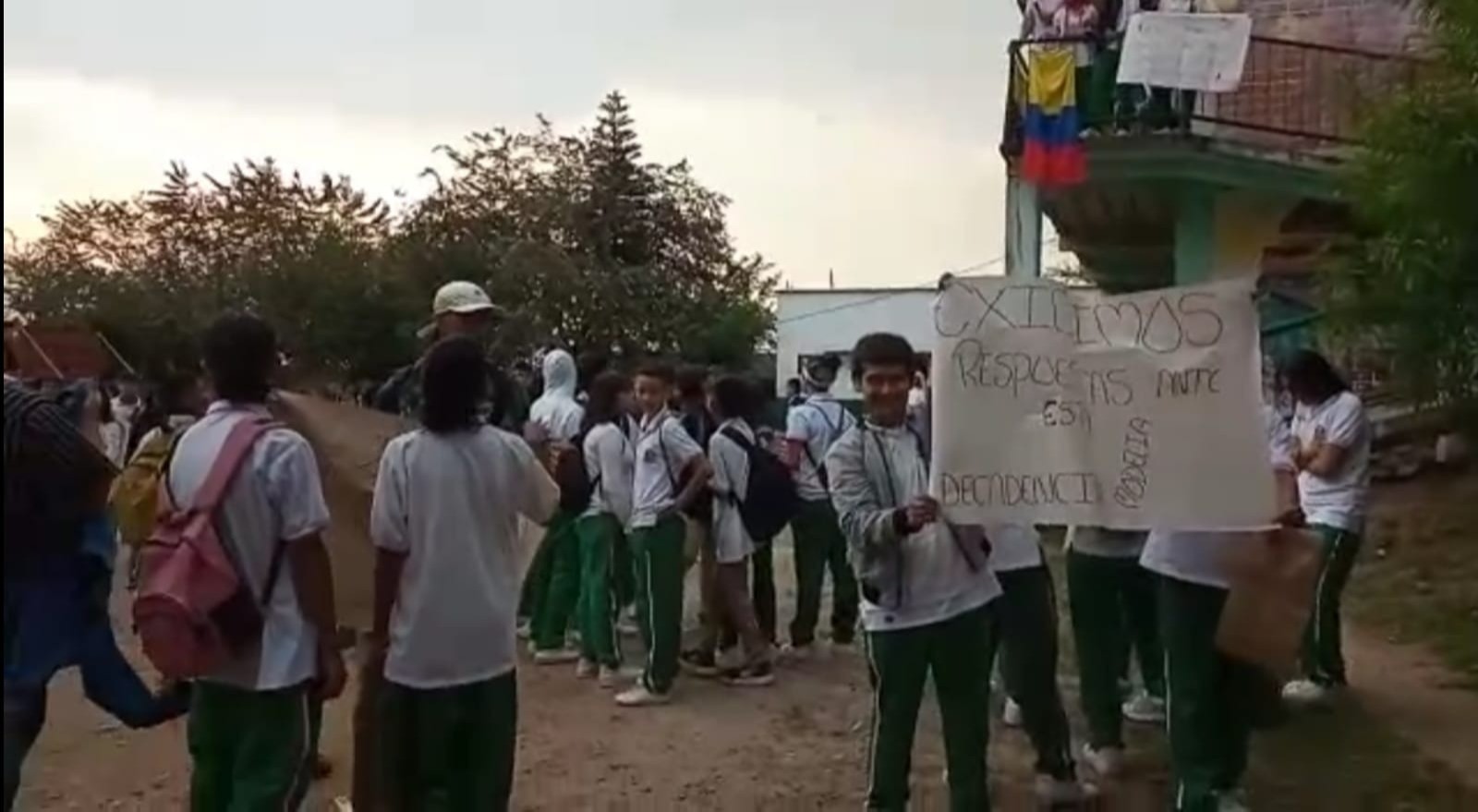 Paro en la I.E. Modelia, estudiantes hacían aseo por falta de personal ...