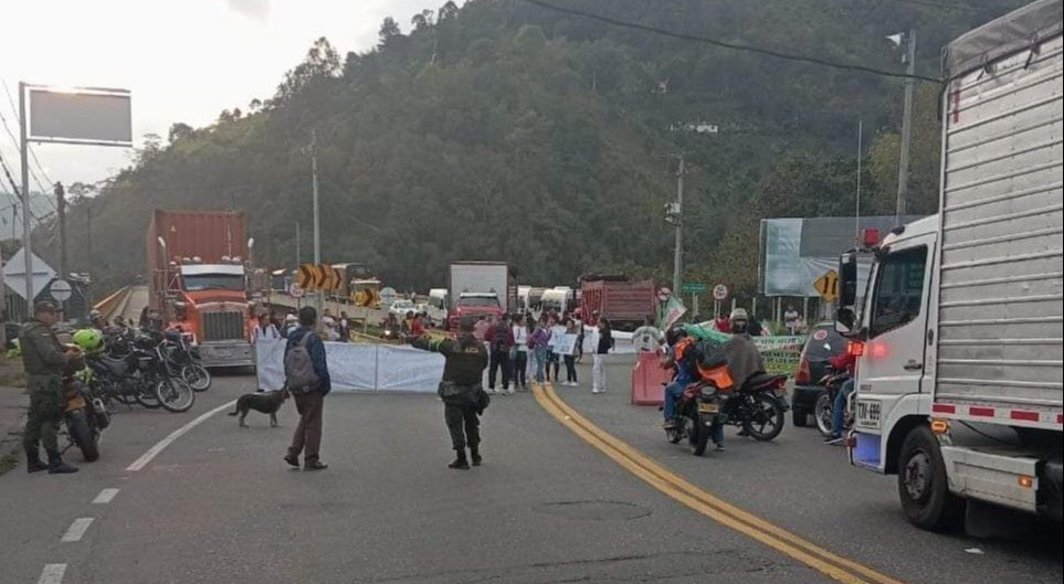 Trabajadores De La Salud Bloquean La Vía Ibagué - Cajamarca | El ...